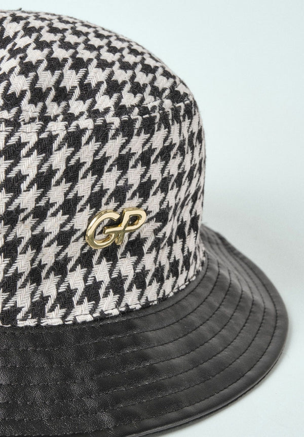 CAPPELLO PESCATORA CON LOGO METALLICO